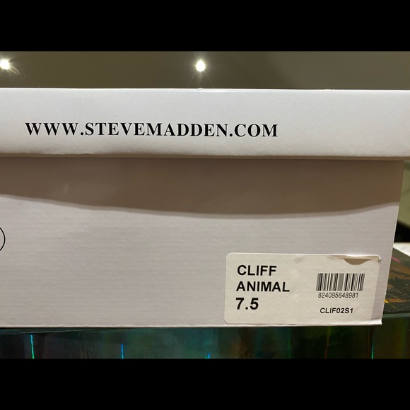 Sneakers - Picture 3 of 7